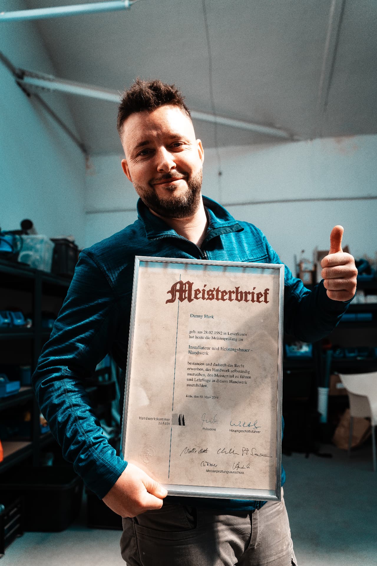 Danny Hark mit seinem Meisterbrief der Handwerkskammer zu Köln